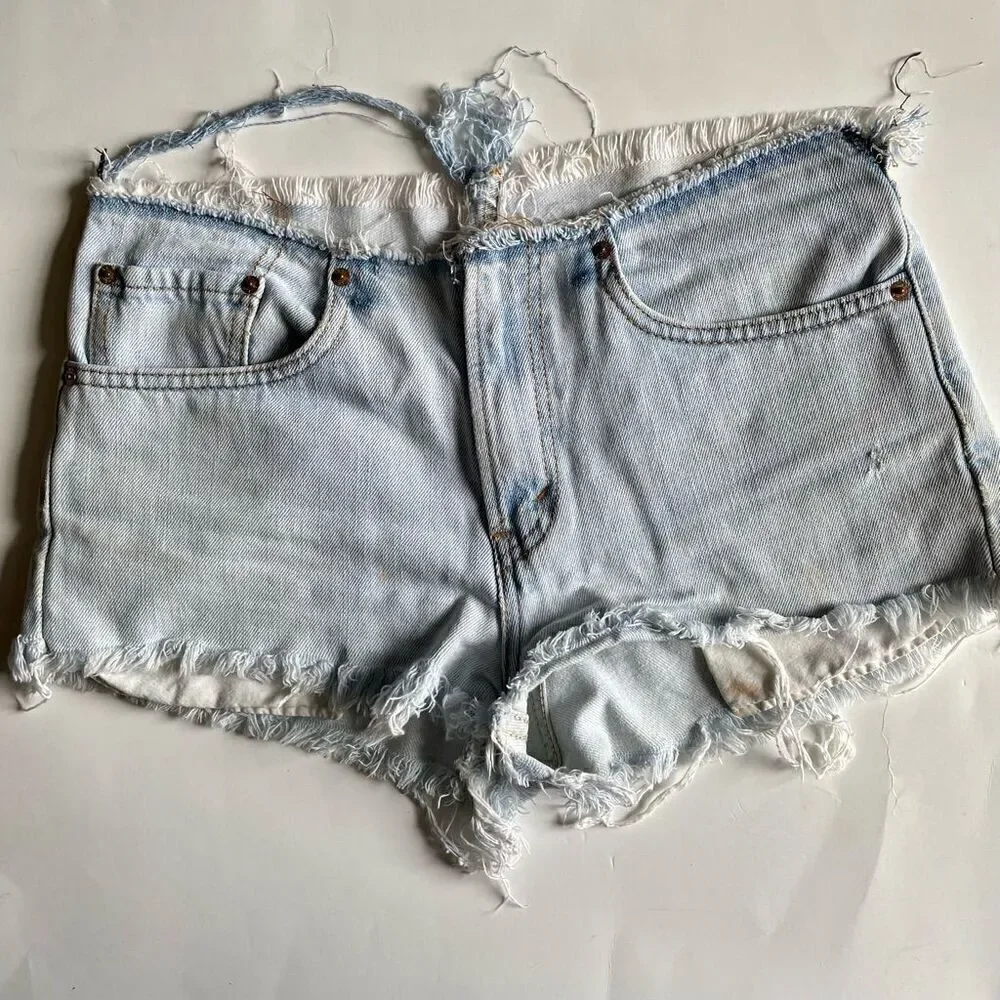 LEVI’S | high rise distressed light denim cut off jean shorts 28